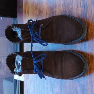 Size 11 Men's Donald J. Pliner Chocolate Brown chukkas with blue accents